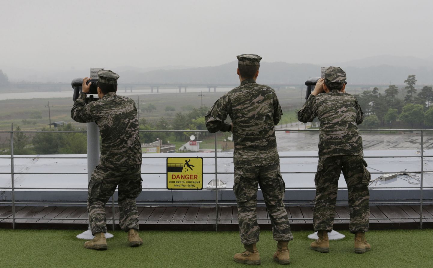 Lõuna-Korea mereväelased läbi binokli Põhja-Koread jälgimas.