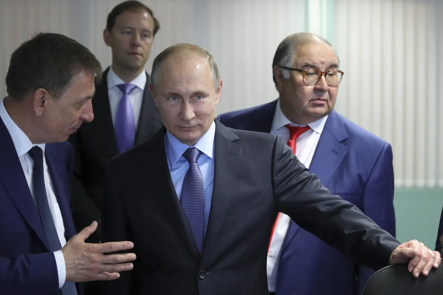 Vladimir Putin (keskel) ja Ališer Usmanov (paremal).