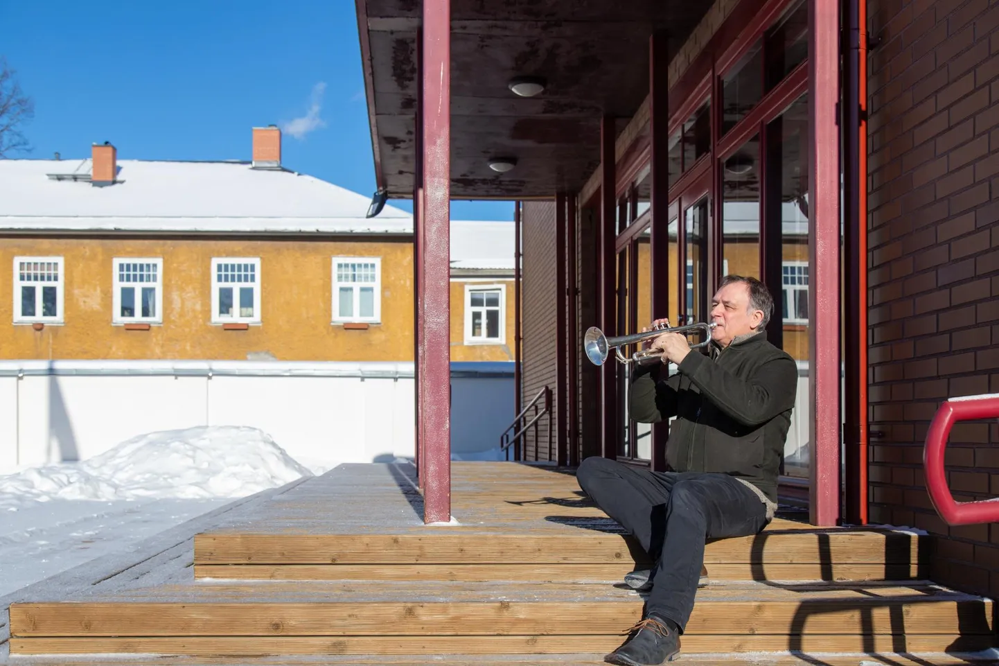 Viljandi muusikakooli õpetaja Bert Langeler ootab, et puhkpillimängijad vabariigi aastapäeval päikesetõusu Eesti hümniga tervitaksid.
