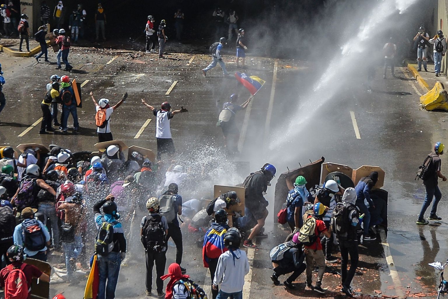 Venezuela politsei kähmles pealinnas taas meeleavaldajatega.