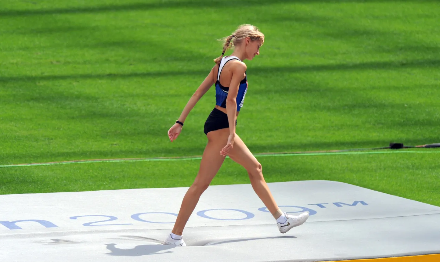 Anna Iljuštšenko kõrgushüppes.
