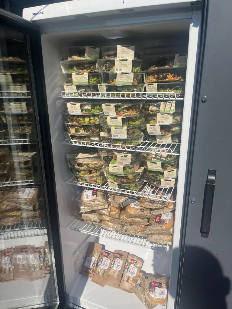 Холодильник для бесплатной еды в центре Палдиски вчера был переполнен здоровой едой. 