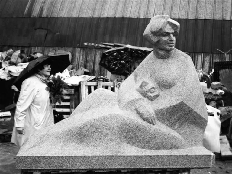 Tēlniece Arta Dumpe pie savas Aspazijai veltītās skulptūras.