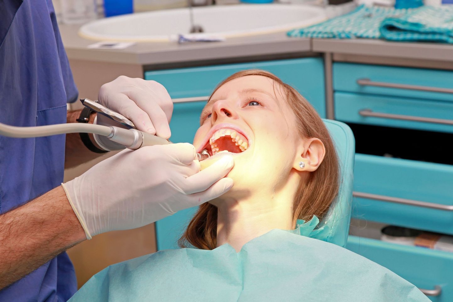 Ortodont võib muuta patsiendi hammaste asendit.