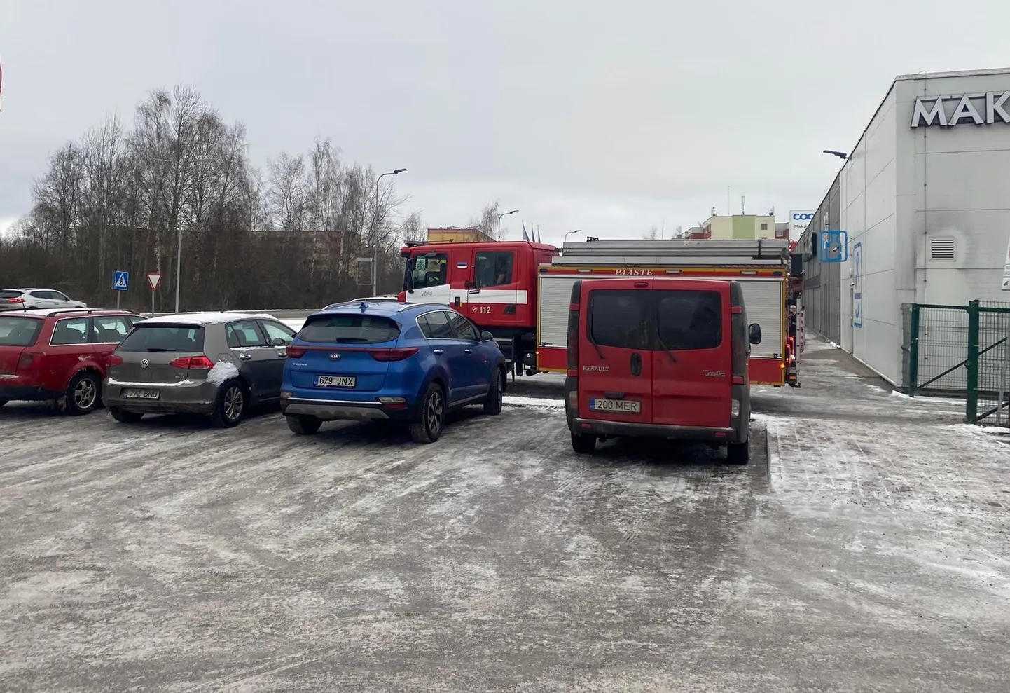 Спасатели на месте происшествия.