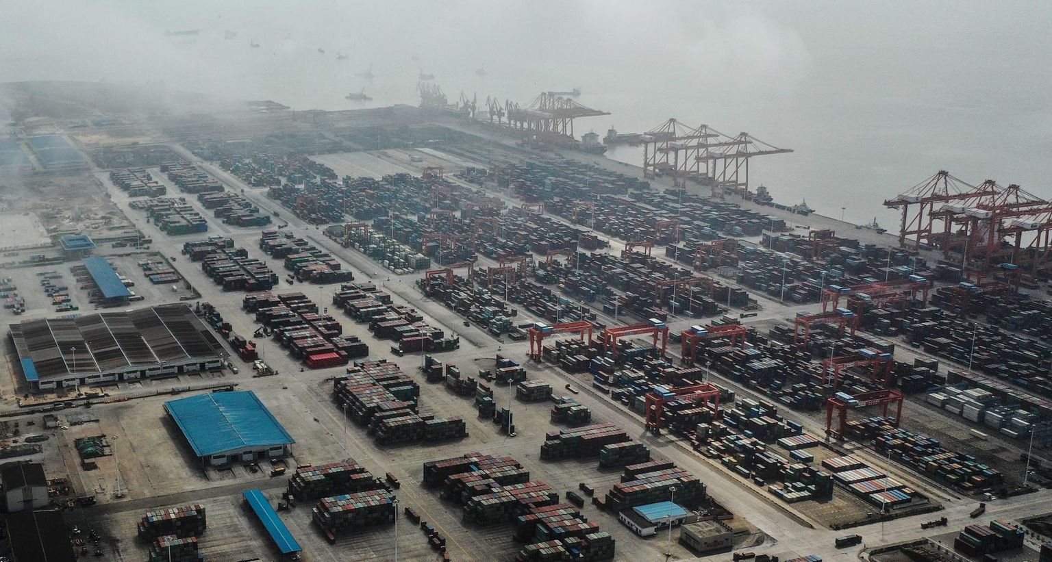Konteinerid Hiinas Qinzhou sadamas. Hiina ekspordimaht on pärast koroonakevadet kasvanud ja vabade konteinerite kättesaadavuse ­probleem Hiina konteineriterminalides pole lahenduseni jõudnud.
