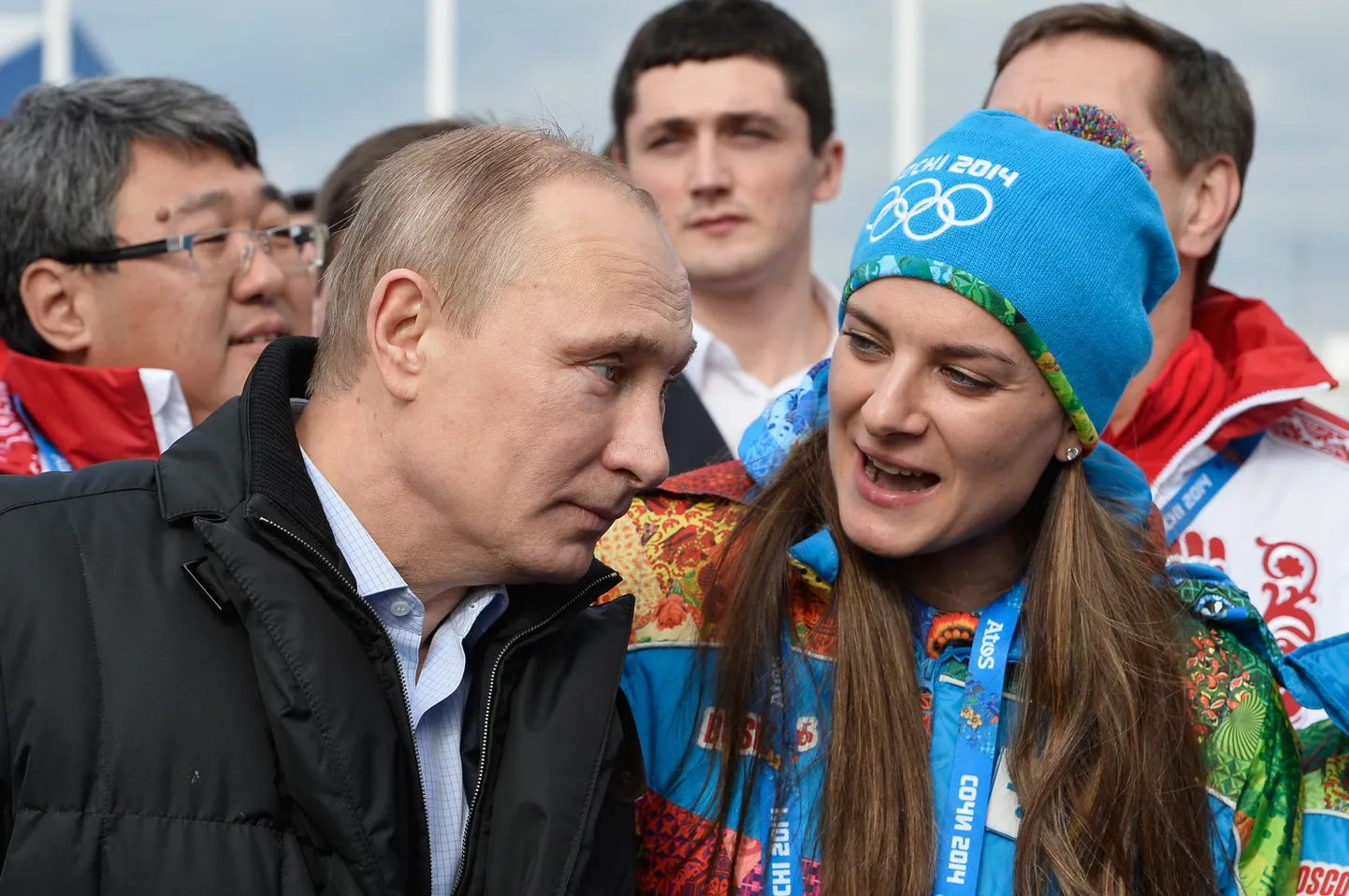 Vladimir Putin (vasakul) ja Jelena Isinbajeva 2014. aastal Sotši taliolümpial.