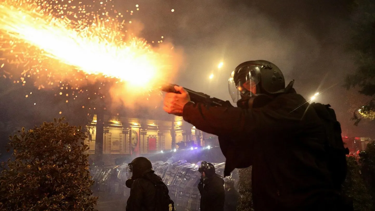 Демонстранты в Тбилиси обстреливают полицию фейерверками, та отвечает водометами и слезоточивым газом.