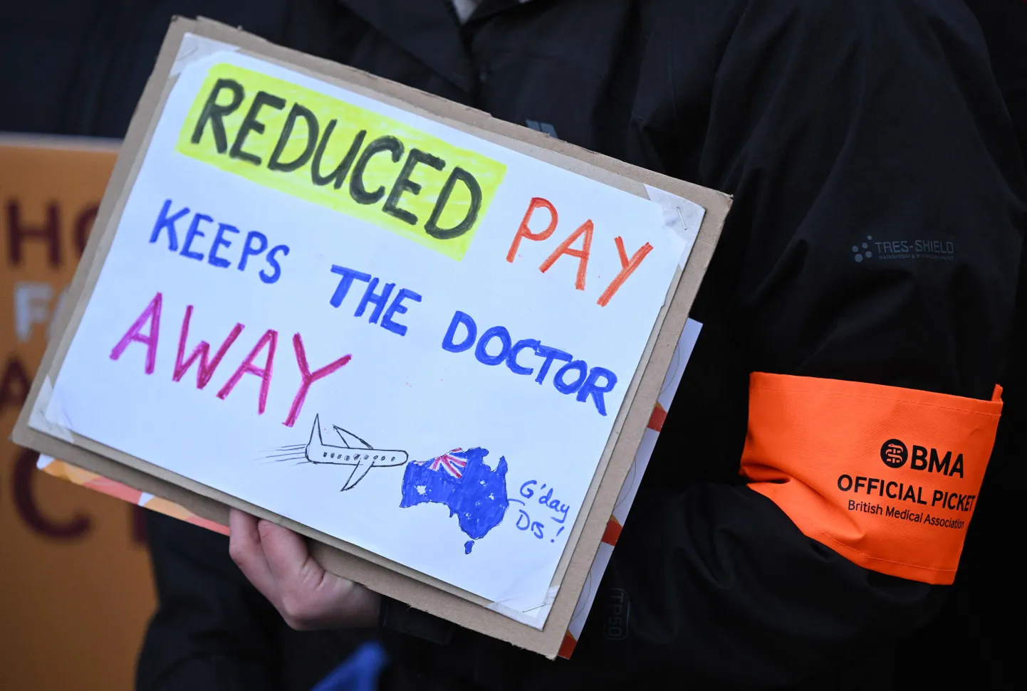 Plakatiga streikija Londonis St Thomasi haigla juures. 3. jaanuar 2024.