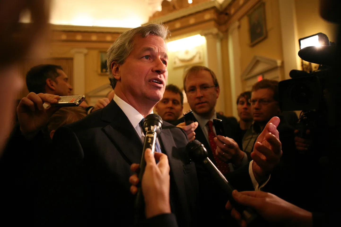 JP Morgan Chase & Co juhatuse esimees Jamie Dimon eelmisel nädalal ajakirjanike küsimustele vastamas. Kuuldavasti on JP Morgan üks nendest pankadest, kes soovitavad enne pangamaksu vastu sõtta minekut tõsiselt järele mõelda.