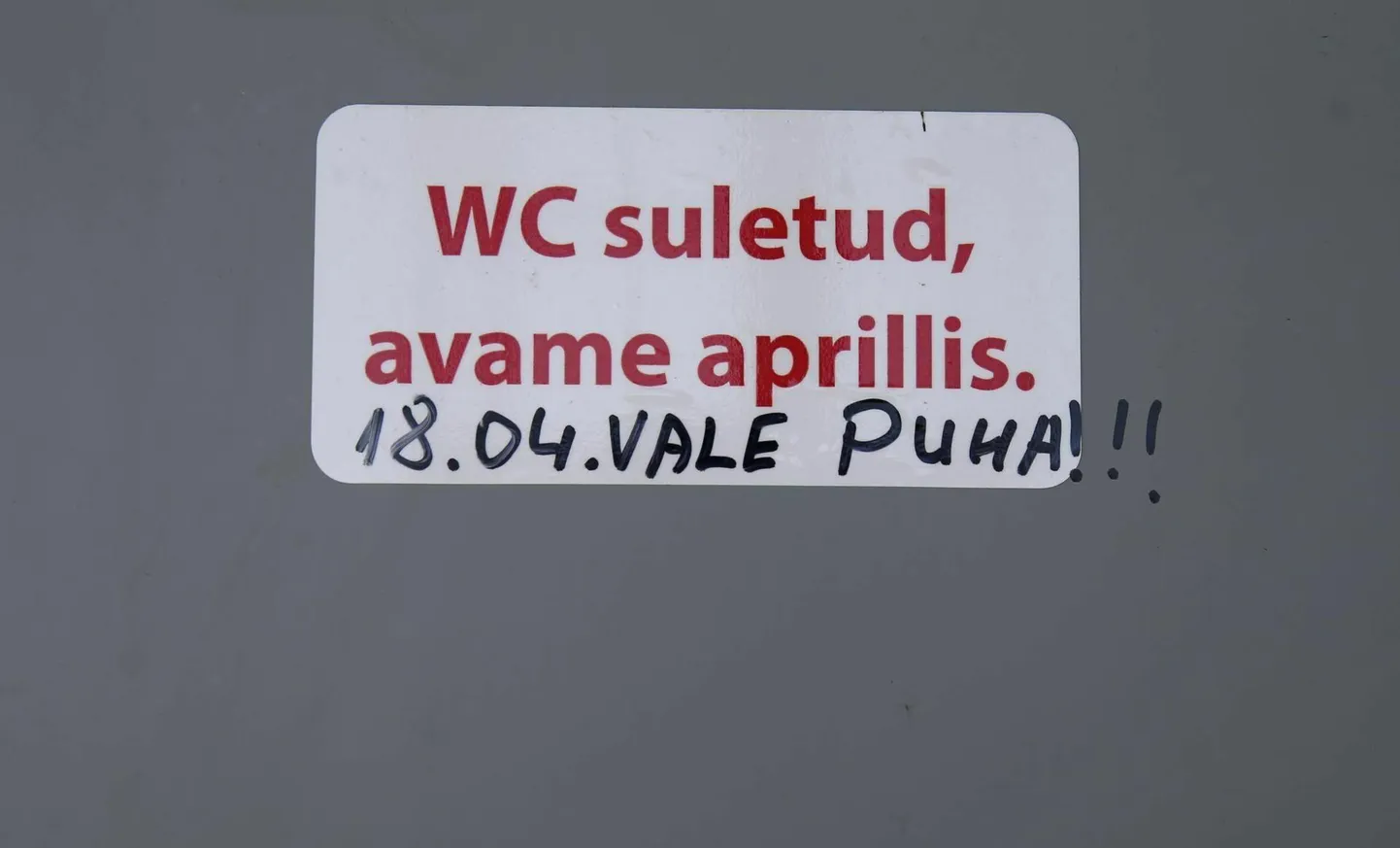 Anne kanali tualeti uksele kleebitud sildil oli möödunud kevadel keegi oma pahameelt avaldanud.