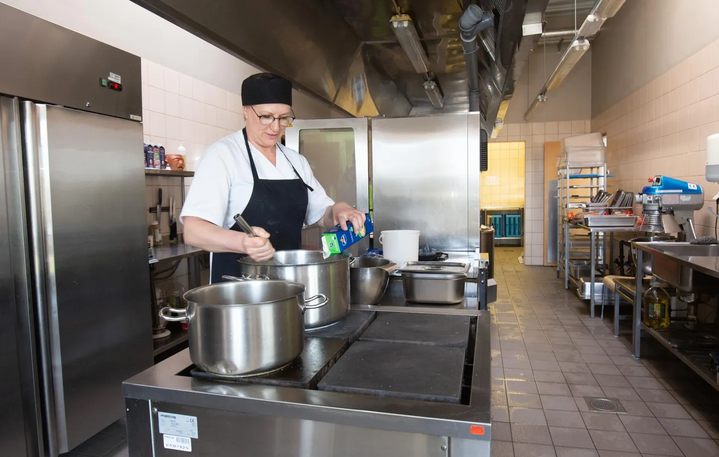 Praegu pakub Viljandi linna haridusasutustele toitlustusteenust Baltic Restaurants Estonia. Pildil Paalalinna kooli kokk Hiie Tihane.