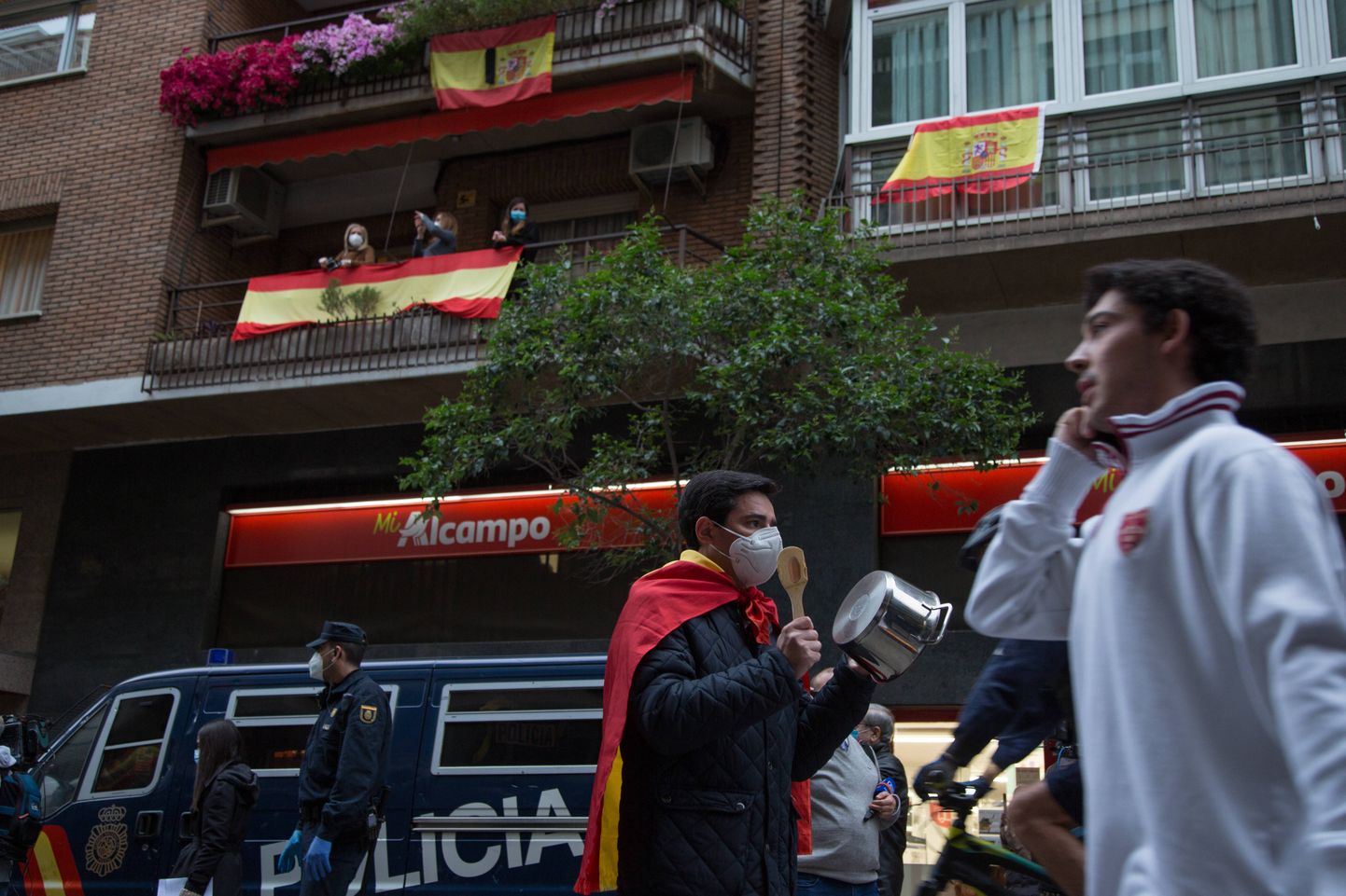 Valitsusevastane meeleavaldus Madridis, kus koroonapiiranguid pole veel lõdvendatud.