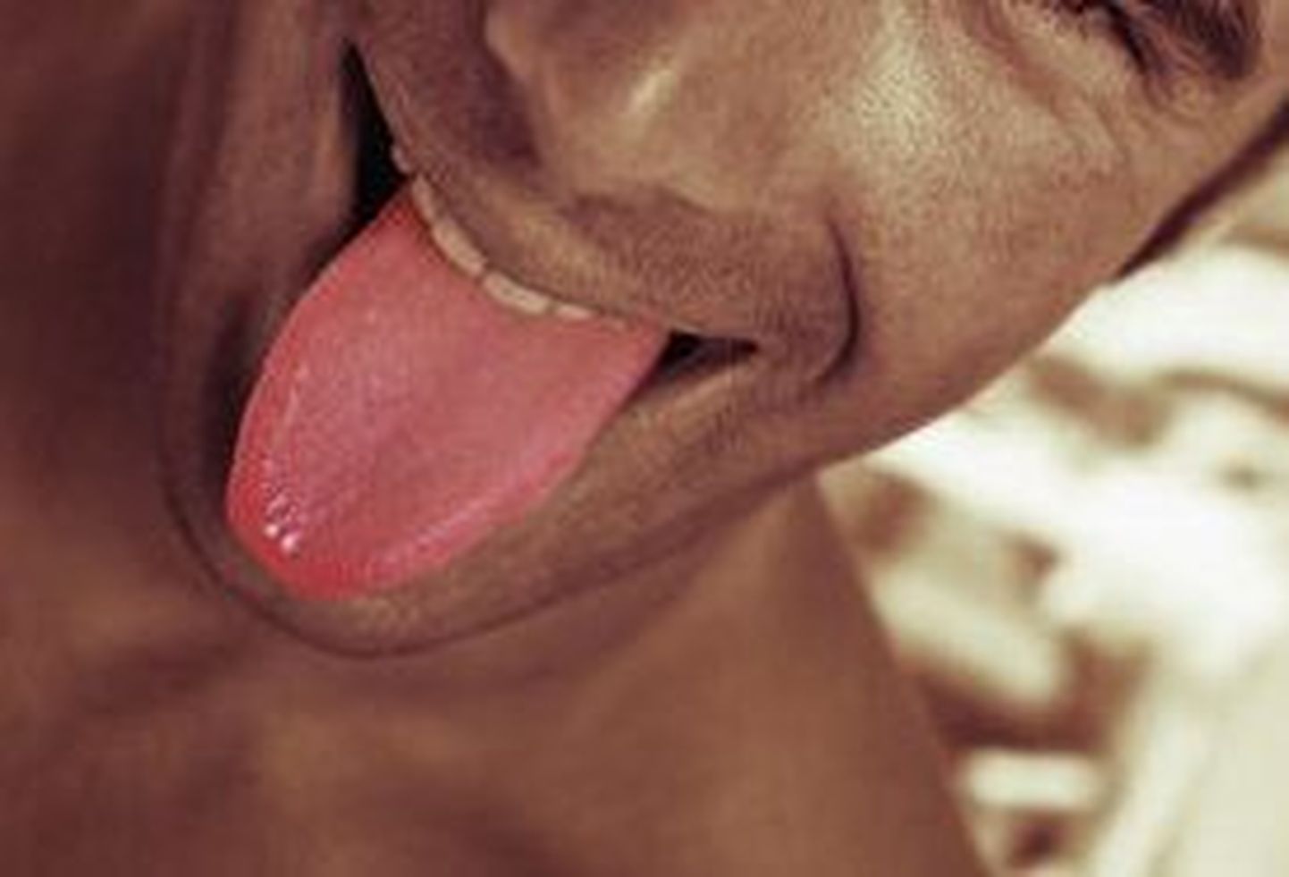 Naine hammustas mehel keele suust