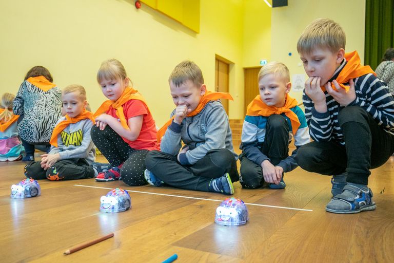 Lapsed õpivad robotitega tegutsema mängu kaudu.