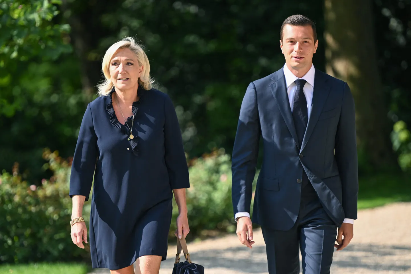 Prantsuse paremäärmusliku erakonna Rahvuslik Liit juhtfiguurid Marine Le Pen ja Jordan Bardella saabumas Elysée paleesse kohtuma president Emmanuel Macroniga.