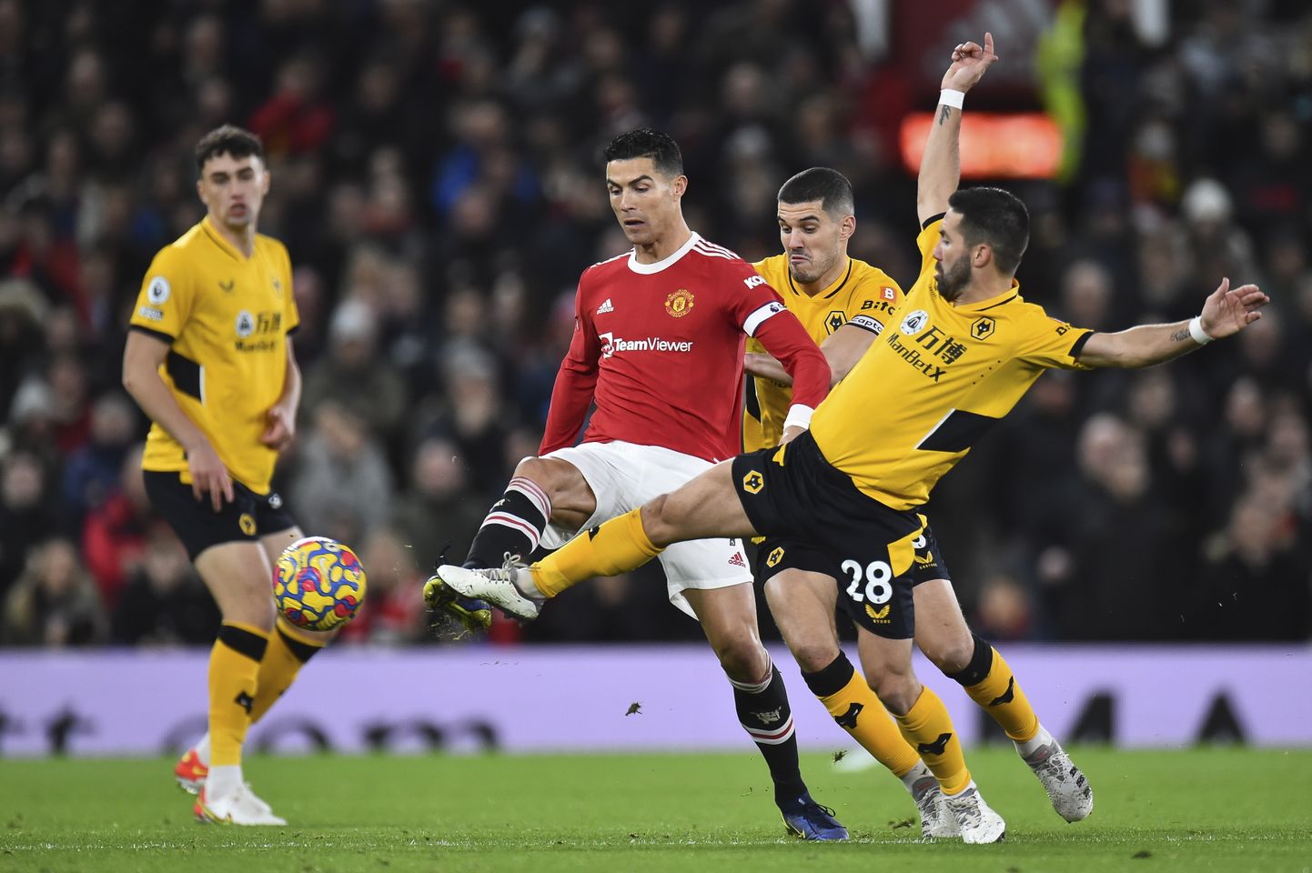 Manchester Unitedi ründaja Cristiano Ronaldo (keskel), palli püüab koondisekaaslasest ära võtta Joao Moutinho (paremal), kes lõi Inglismaa liigamängus ainsa värava.