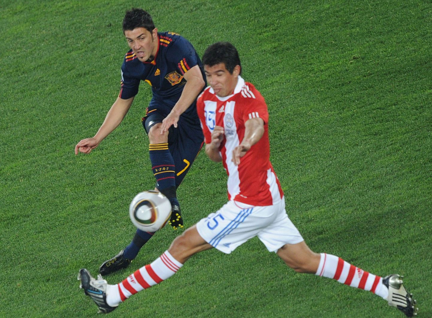 Один из моментов матча Испания-Парагвай в четвертьфинале ЧМ-2010 по футболу в ЮАР.