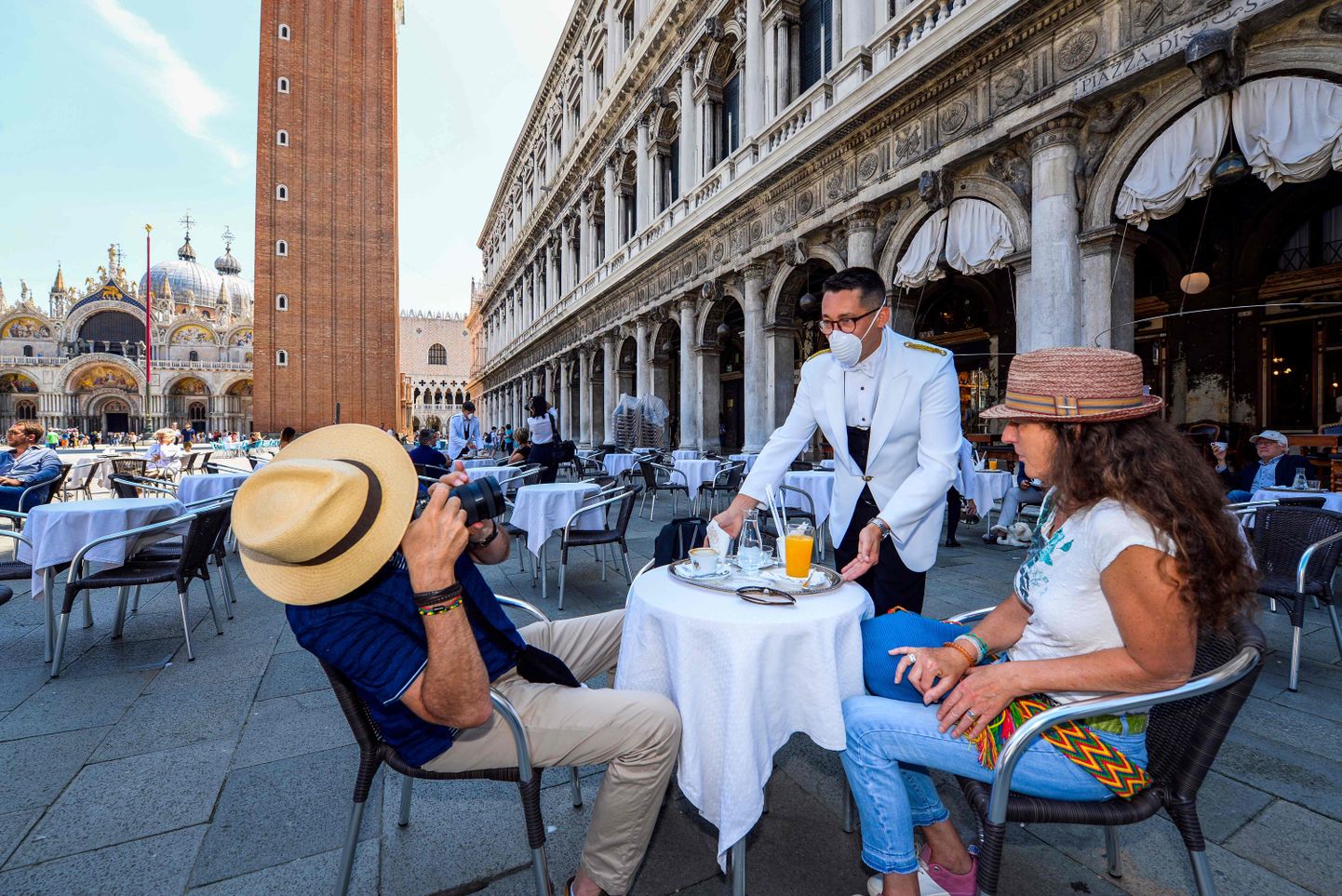 Туристы в Венеции.
