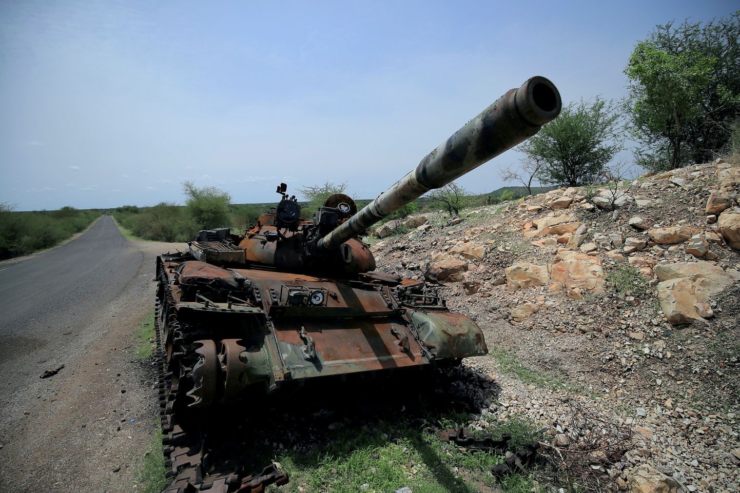 Kahjustada saanud tank Etioopias Humera linna lähistel 1. juuli 2021.