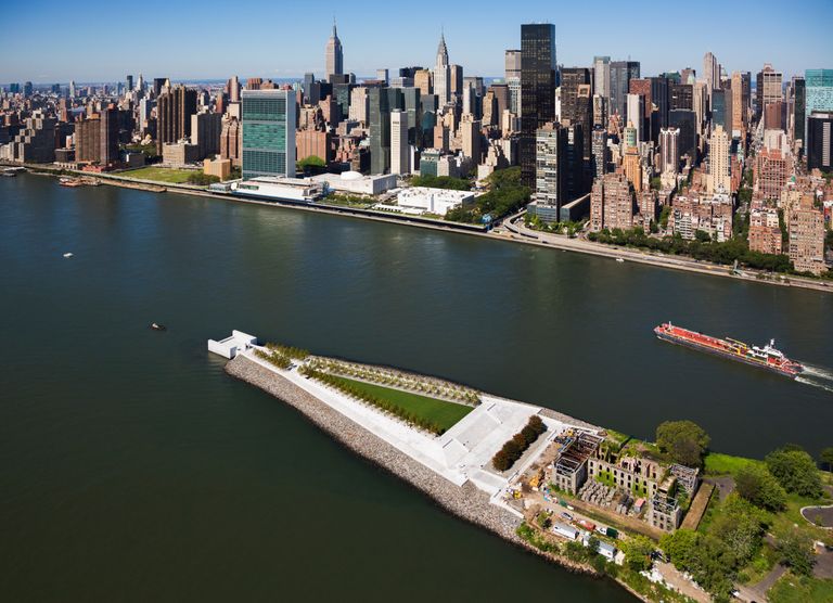 Neli aastakümmet pärast Louis Kahni surma ehitatud park New Yorgis on rajatud Franklin D. Roosevelti ja tema poliitika mälestuseks.