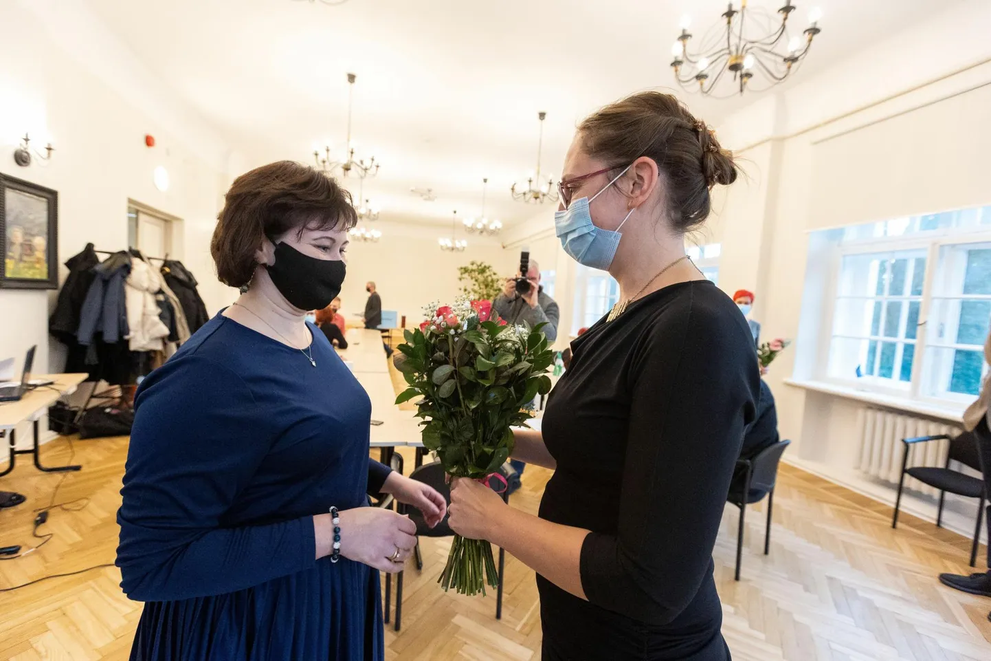 Möödunud aasta 24. novembril valis Türi vallavolikogu vallavanemaks Ele Ennu (vasakul). Toona toetas teda ka mõni päev varem volikogu esimeheks saanud Maarja Brause (paremal). Nüüd on kahe liidri koostöö nii teravaks läinud, et volikogu esimees ühines opositsiooniga, et vallavanem kohalt maha võtta.