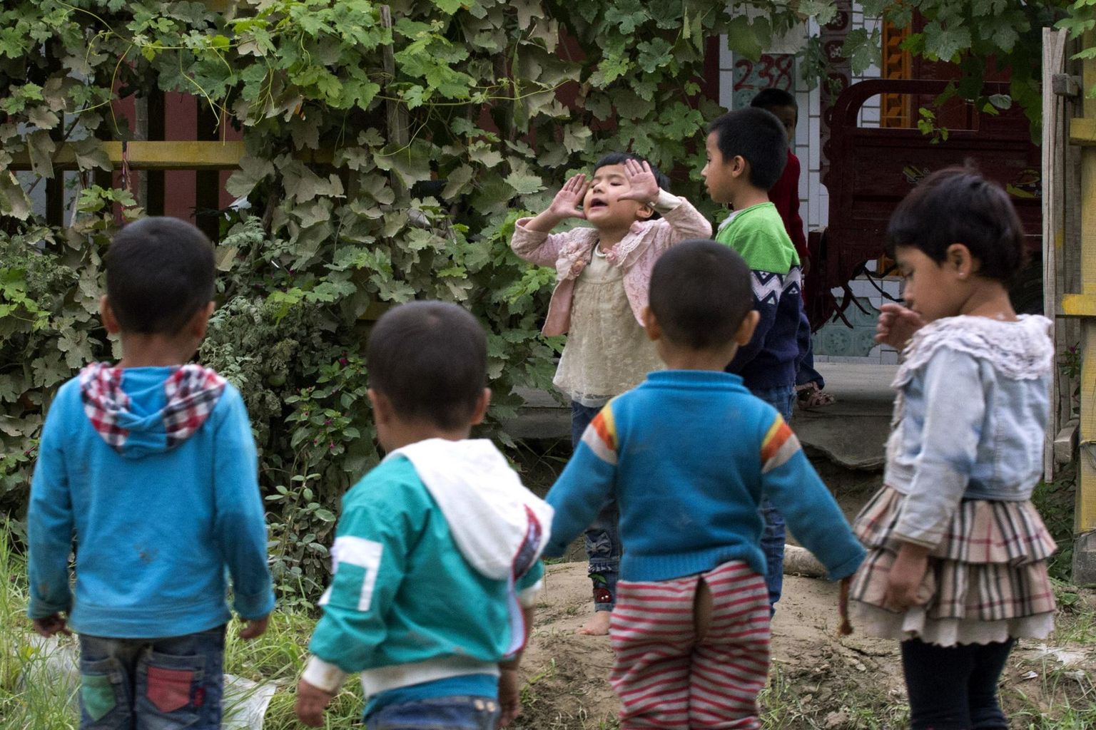 Mängivad uiguuri lapsed tunamullu suvel Lääne-Hiina Xinjiangi provintsis Hotanis.