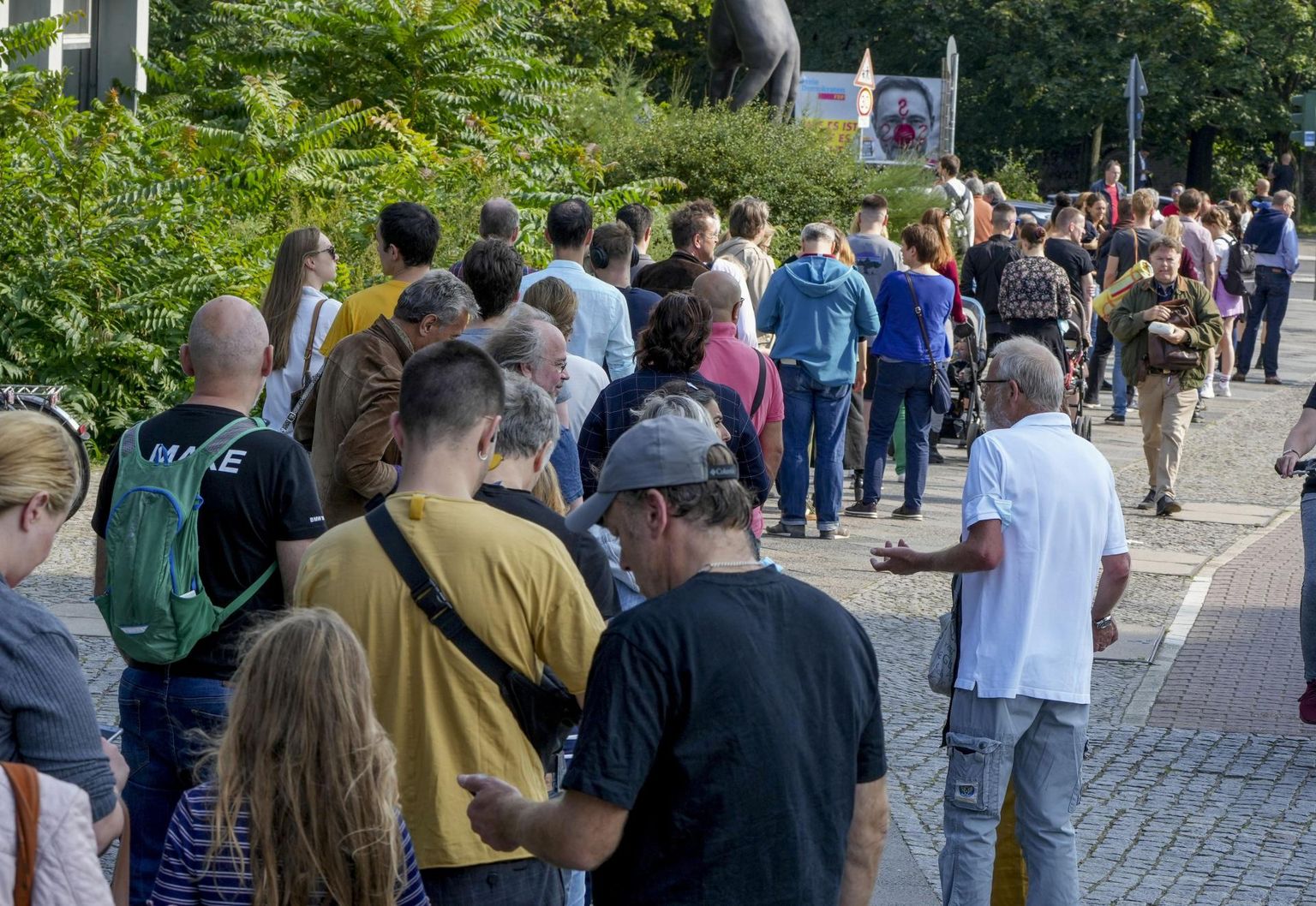Inimesed mullu 26.septembril Berliinis valimisjaoskonna ees järjekorras. 

 