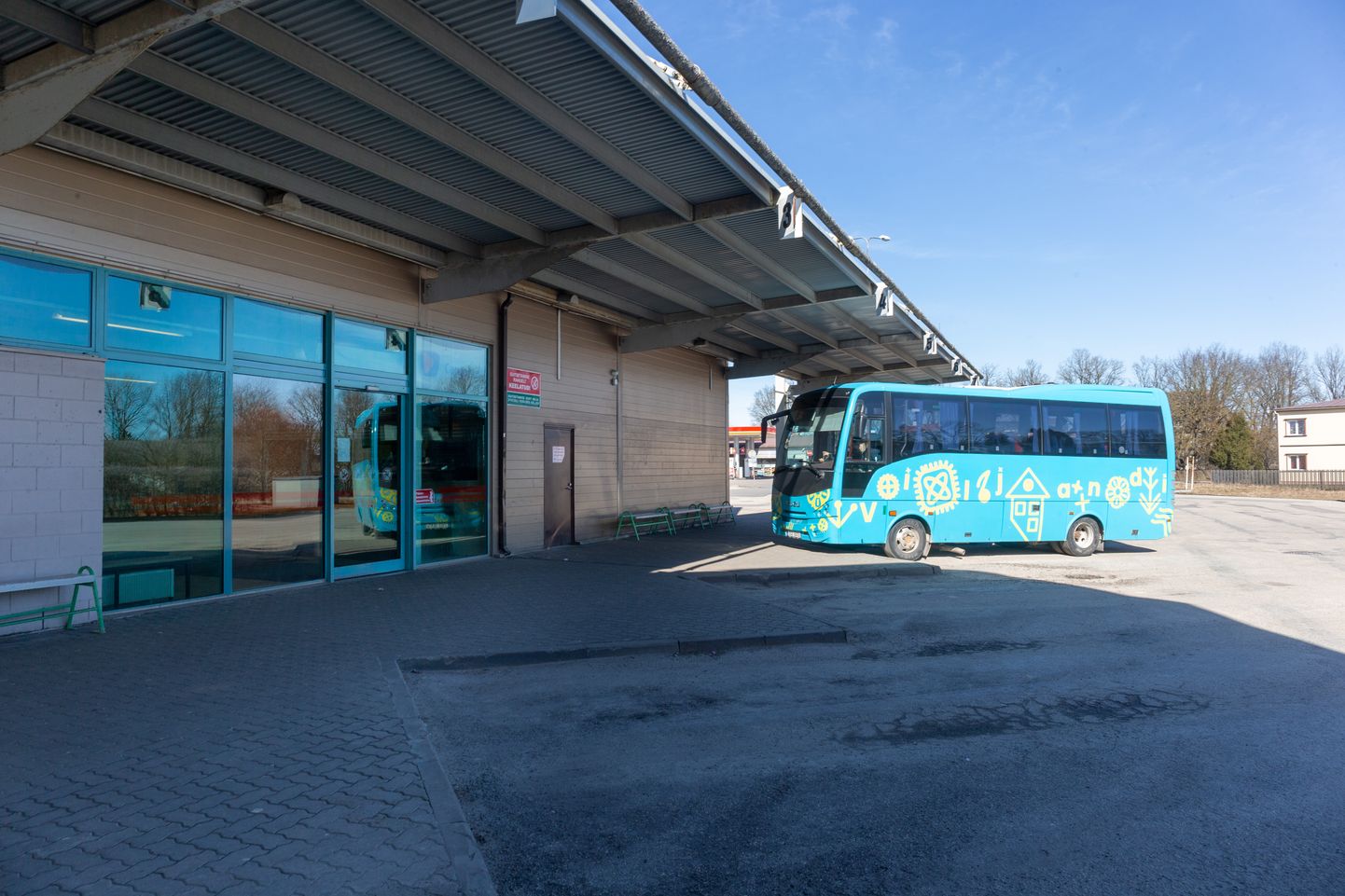 Viljandi bussijaam on praegu tavatult tühi. Kaugliinibussidest on käigus vaid üksikud ning sõitjaid on üsna napilt ka maakonnaliinidel.
