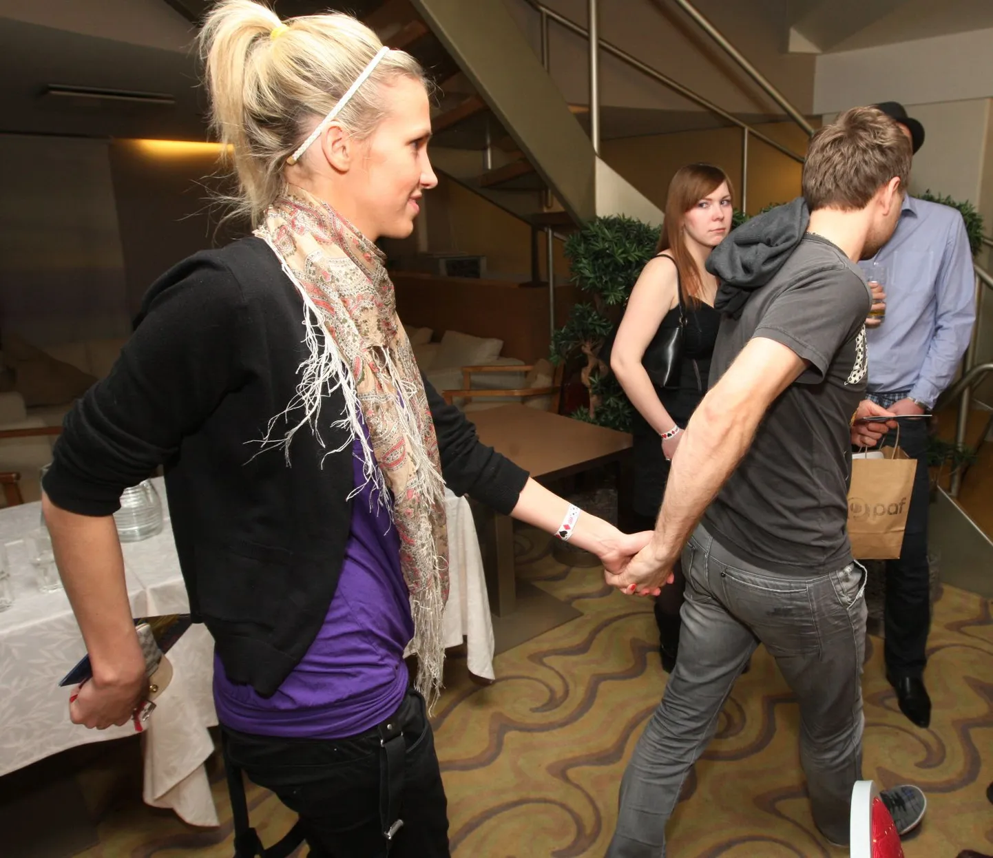 Olympic Casino esikasiino Reval Park Hotel & Casino tähistas 9. märtsil 2012 hiljuti läbitud uuenduskuuri (taas)avapeoga showmees Tõnis Millingu juhtimisel.
Tomi Rahula oma uue tüdruksõbra Anni Pohlakuga kasiinost põgenemas