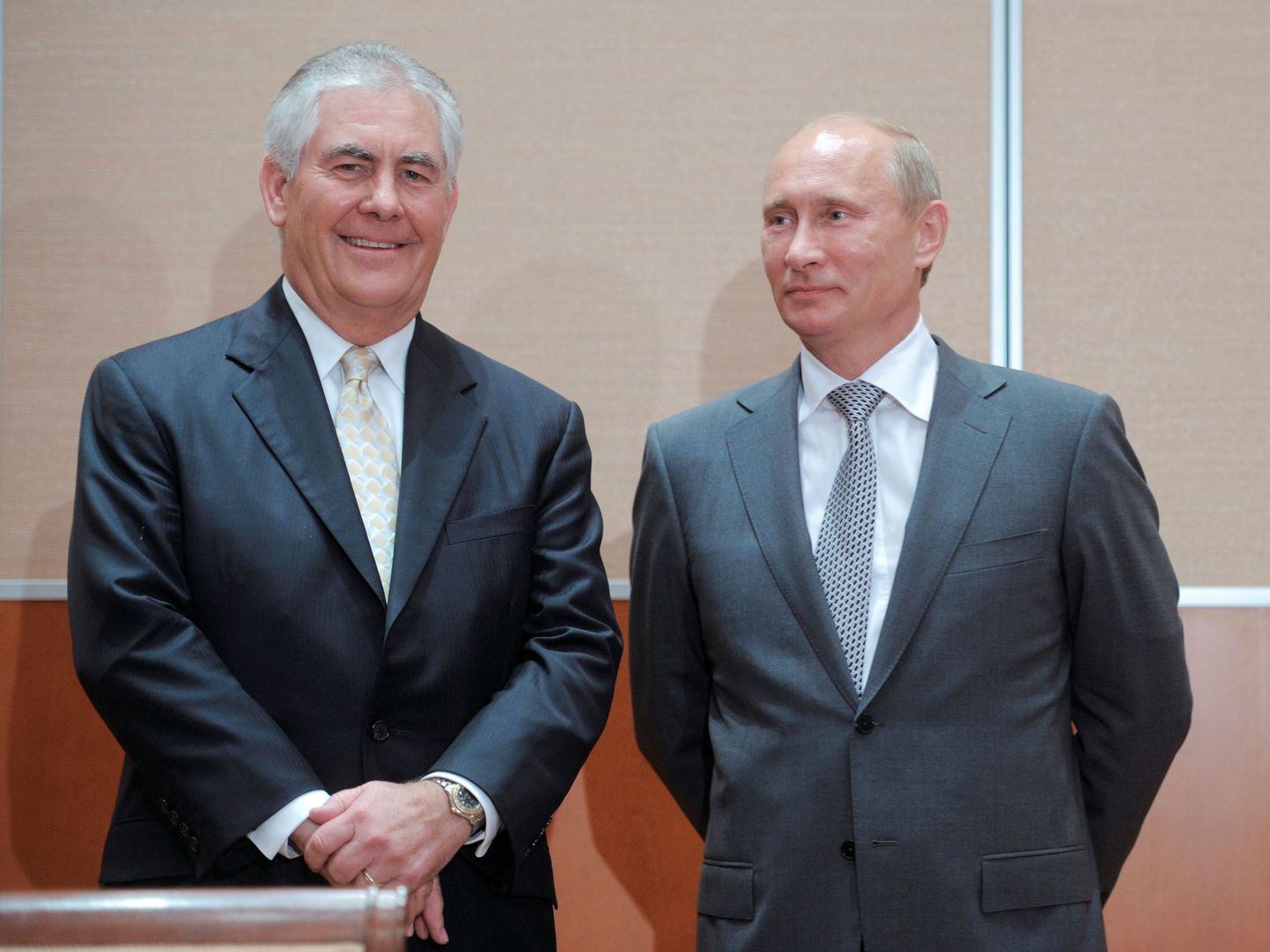 Рекс Тиллерсон и Владимир Путин на встрече в 2011 году.