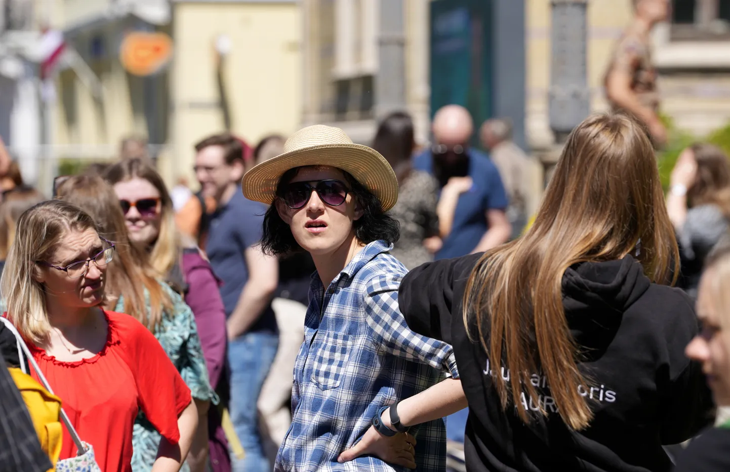 Latvijas Universitātes (LU) studenti pulcējas pie LU ēkas Raiņa bulvārī, lai ar autobusiem dotos uz Baltijas valstu studentu dziesmu un deju svētkiem "Gaudeamus" Viļņā