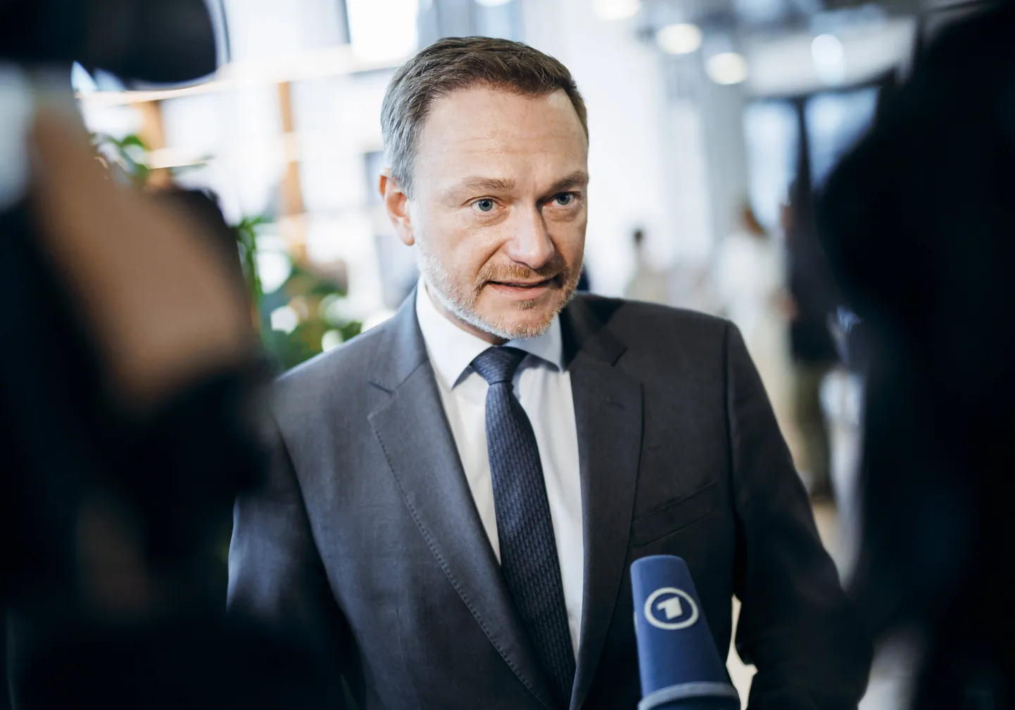 Министр финансов Германии Кристиан Линднер утверждает, что его страна больше не зависит от поставок энергоносителей из России.