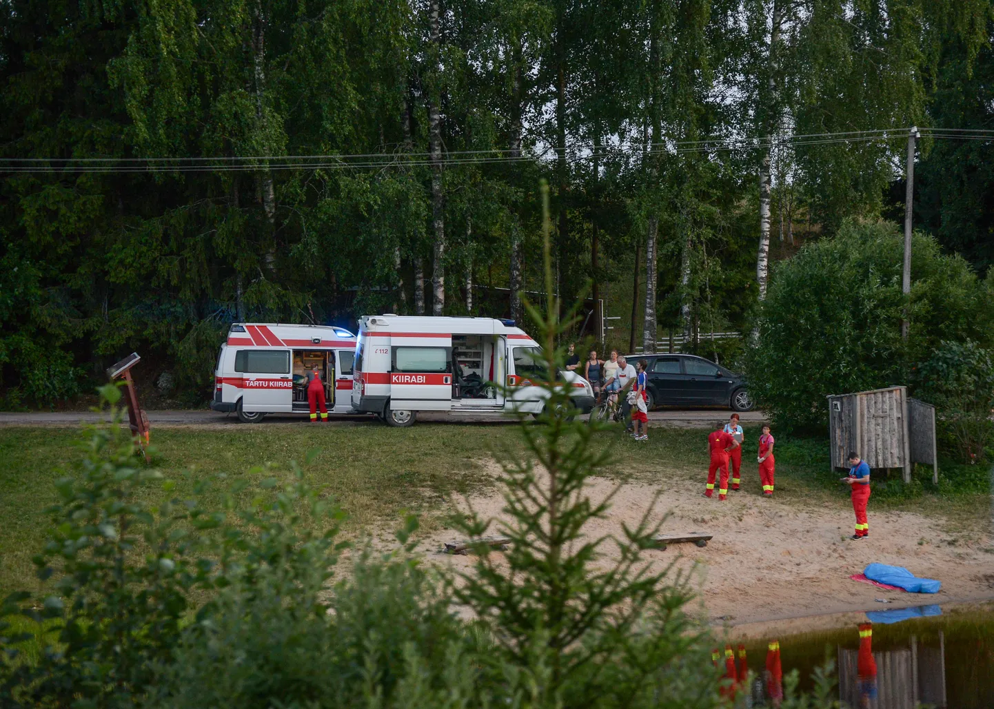 Lähedal olijatel õnnestus vee alla vajunud mees küll kaldale tuua, kuid kiirabitöötajatel tema elu päästa enam ei õnnestunud.