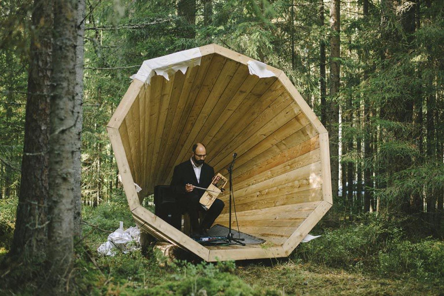 «Ruup» parandab ebaharilikus keskkonnas keskendumisvõimet. Fotol musitseerib metsaruuporis Marko Veisson ehk pool Puuluubist.