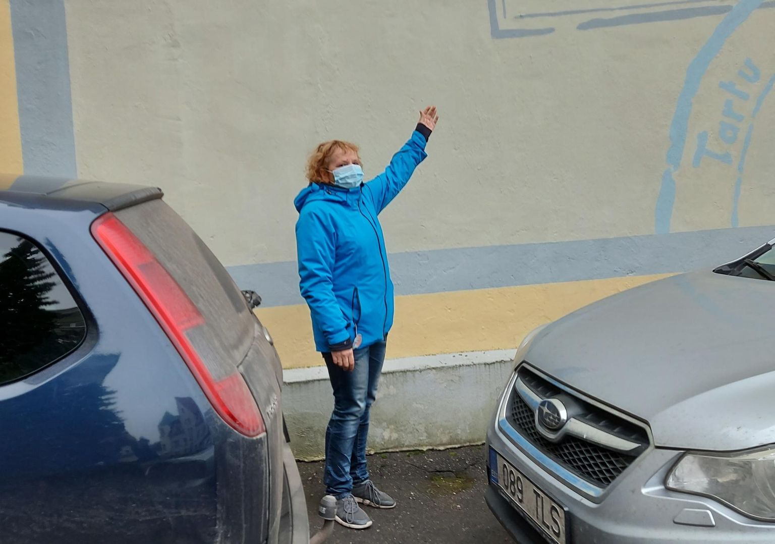 Tartu linnaraamatukogu teenindusjuht Merike Karolin näitab peamaja seina juures käega, kui kõrge peaks olema hangitav nutikapp.