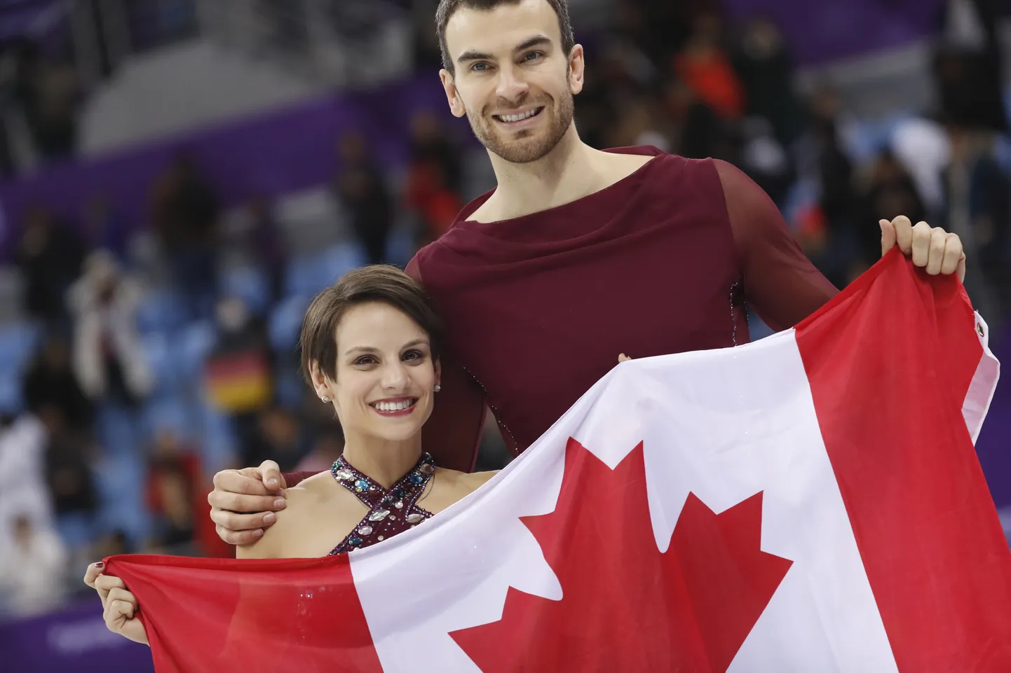 Meagan Duhamel ja Eric Radford Pyeongchangi olümpial rõõmustamas paarissõidus võidetud pronksmedali üle.