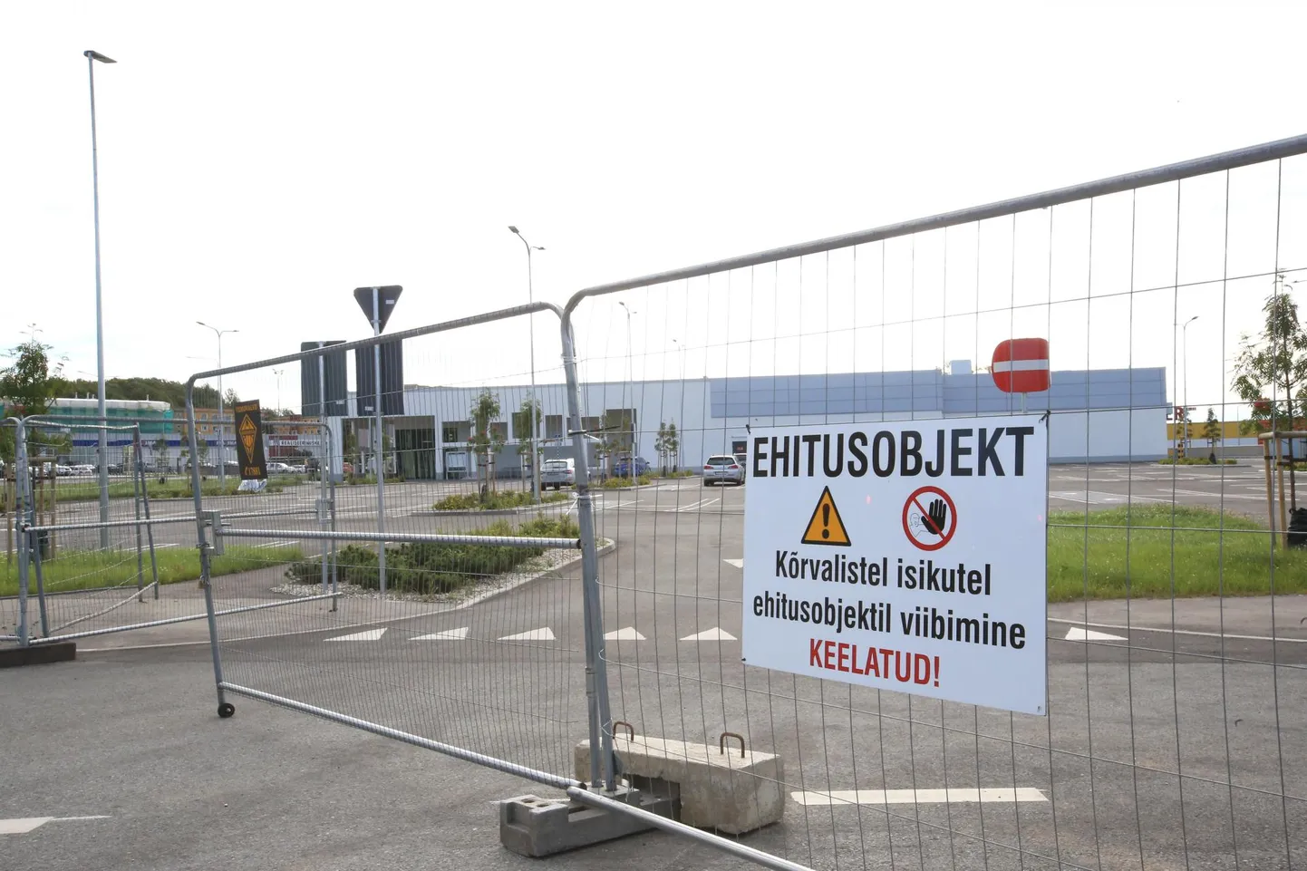 Valmis kauplust piiravad endiselt ehitus­aiad. Kõrvalistel isikutel sinna asja ei ole.