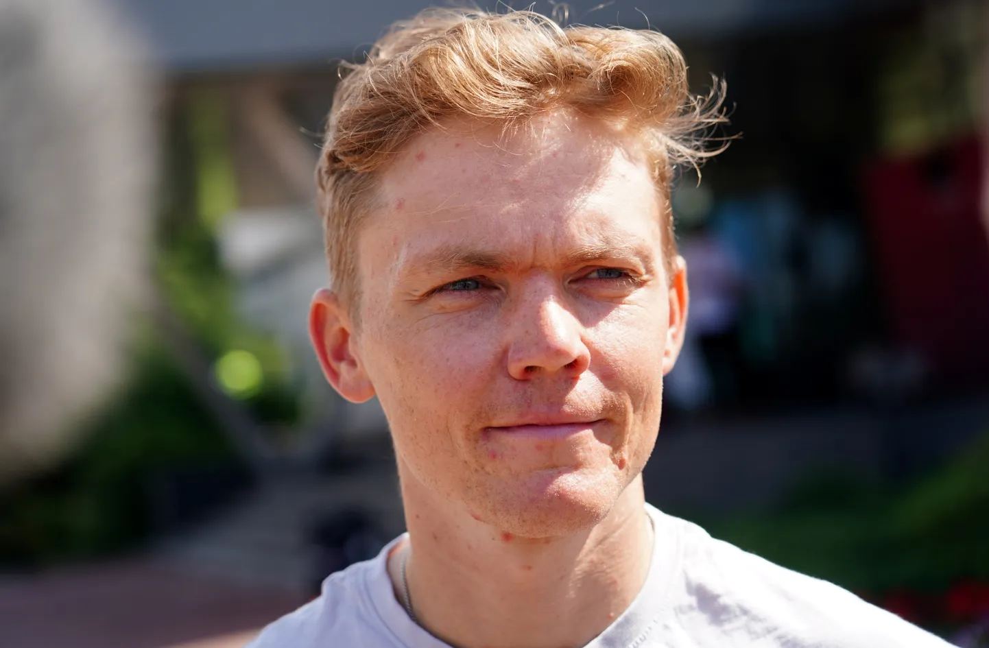 Riteņbraucējs Toms Skujiņš piedalās 2024. gada vasaras olimpisko spēļu dalībnieku sagaidīšanas pasākumā Rīgas lidostā.