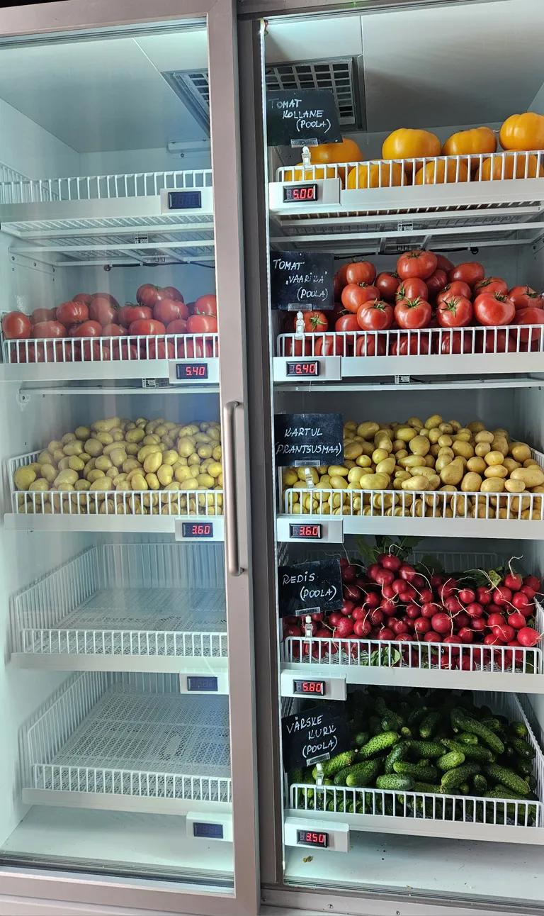 Nutikapi riiulite all on kaalud, mis kauba kaalu arvestavad.