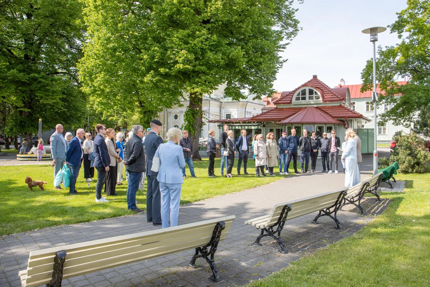 Pärnu Lastepargis avati mälestuspink Eesti juurtega kunagisele Wendre omanikule ja andunud Pärnu fännile Peter Hundile.