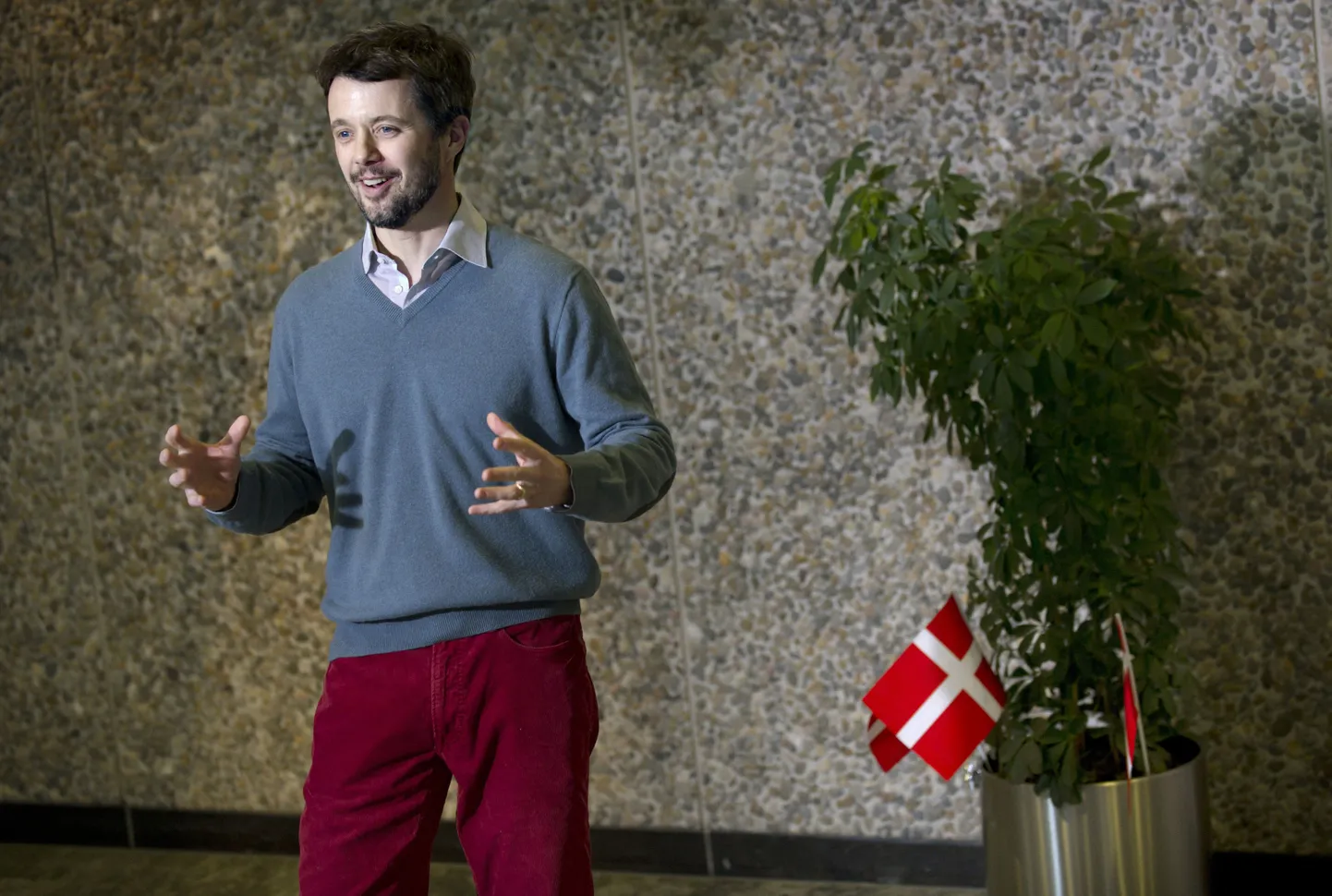 Taani kroonprints Frederik Kopenhaageni haiglas, kus tema kaasa Mary sünnitas kaksikud.