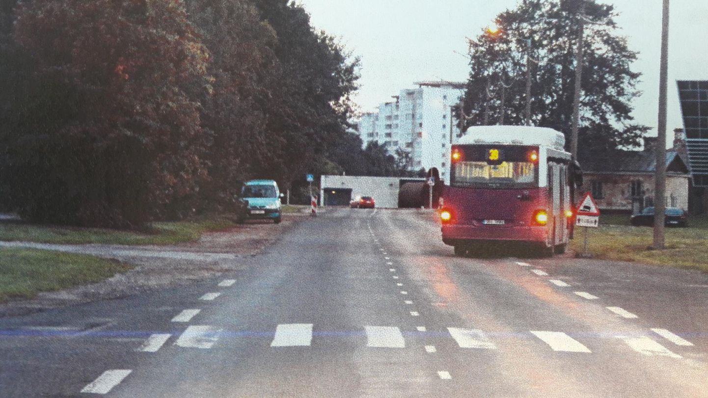 Lasnamäel Uuslinna bussipeatuse lähistel sai linnaliinil number 39 äkkpidurduse tagajärjel naine raskelt viga. Asi lõpes bussijuhile kriminaalasjaga.