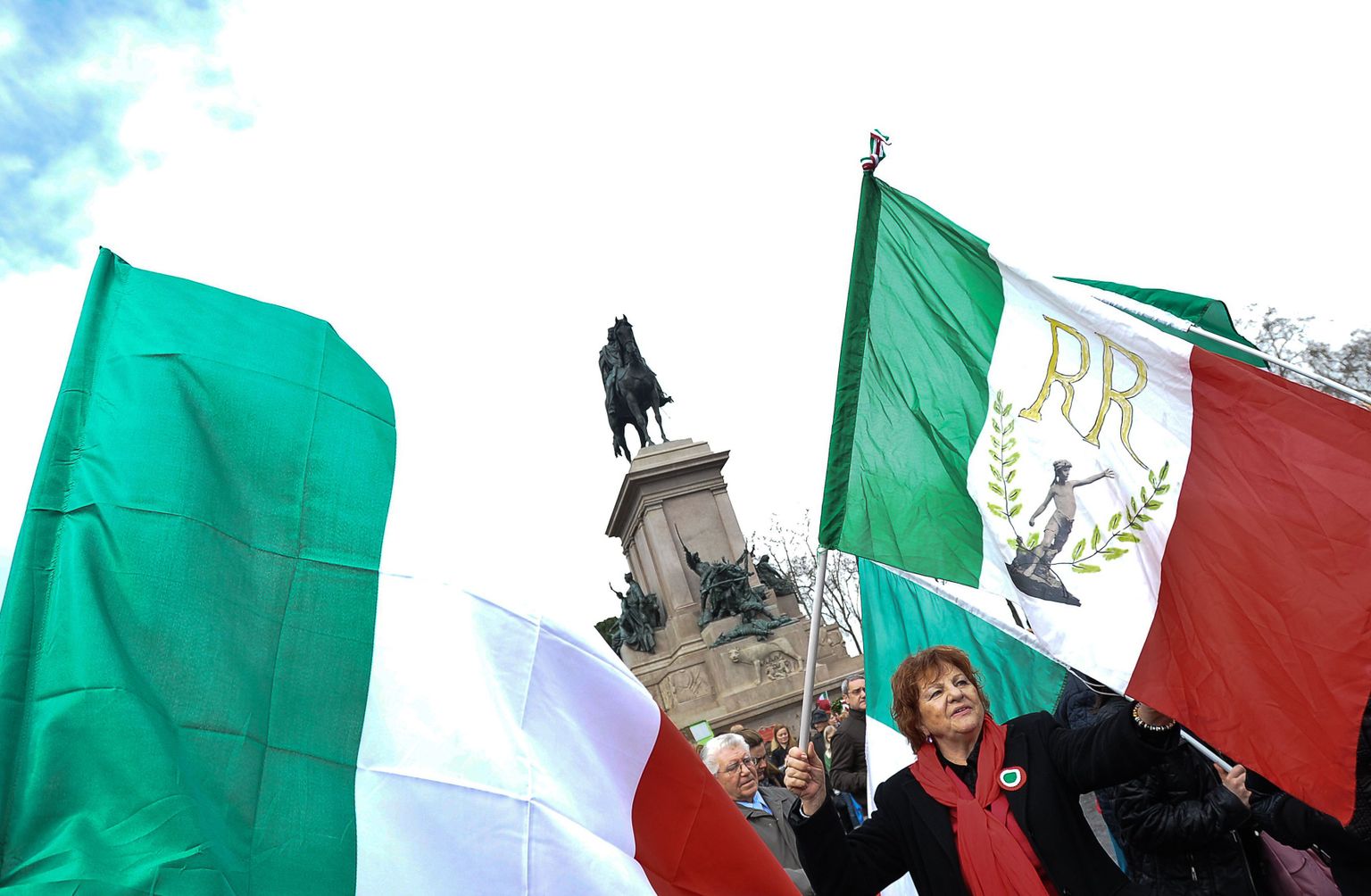 Itaalia lipud Roomas. Taga paistab Giuseppe Garibaldi ausammas.