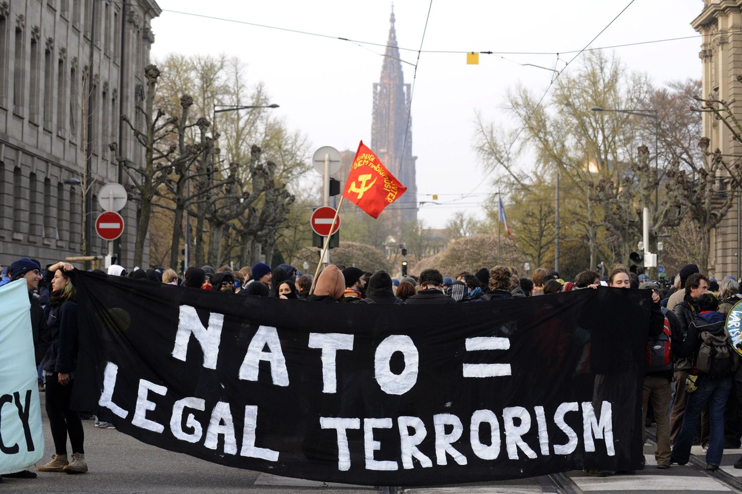 NATO-vastased täna hommikul Strasbourgis.