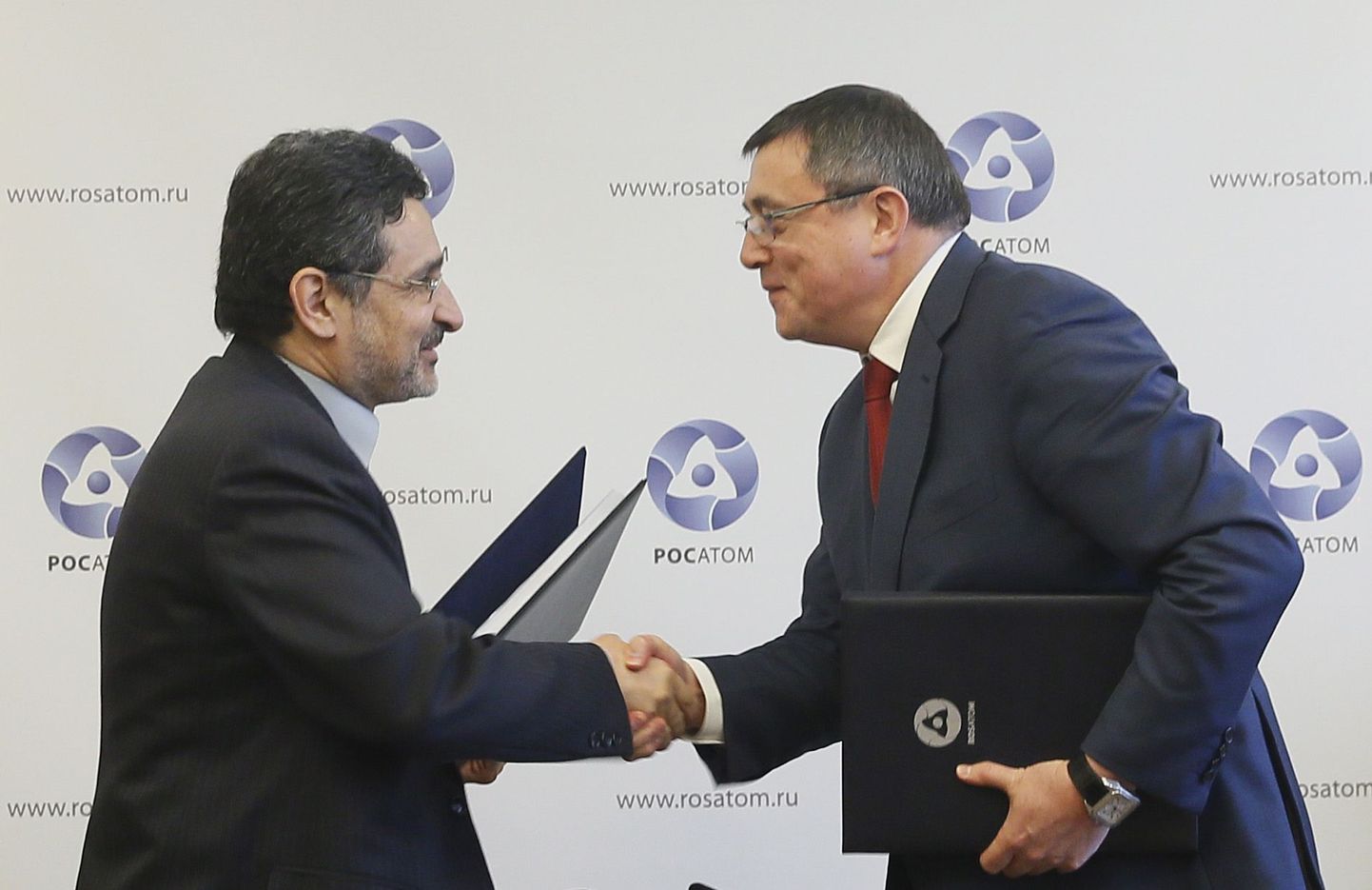 Venemaa esindaja Valeri Limarenko (paremal) ja Iraani esindaja allkirjastasid täna koostööleppe uute reaktorite ehitamiseks.