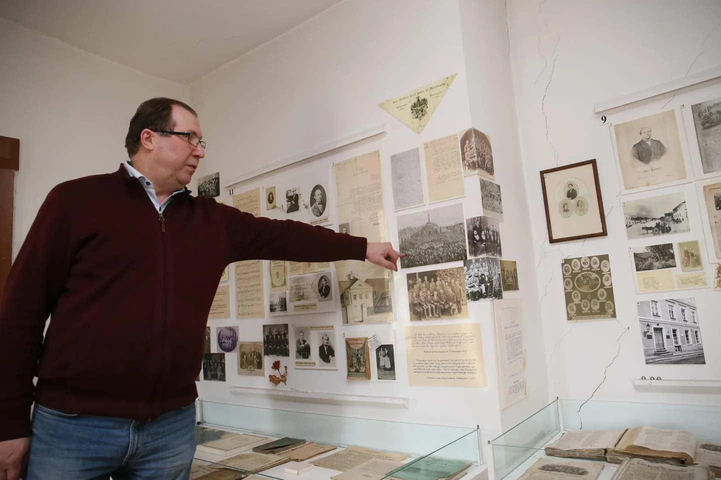 Elmar Trink tutvustas Koidula muuseumi rariteete. Siin, 1850. aastal valminud Ülejõe algkooli majas elas Jannsenite pere 1863. aastani. Siin tegi Jannsen pärast koolitunde õhtuti ka ajalehte Perno Postimees.