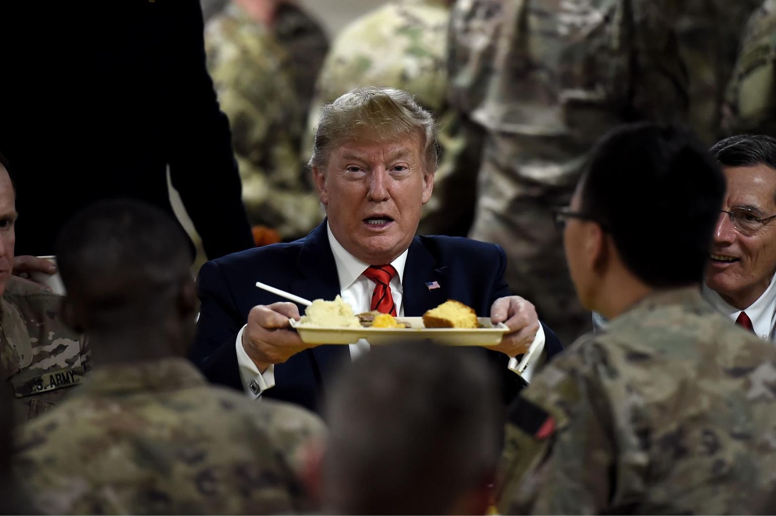 Donald Trump Bagrami õhuväebaasis USA sõjaväelastele kalkunit serveerimas. 
