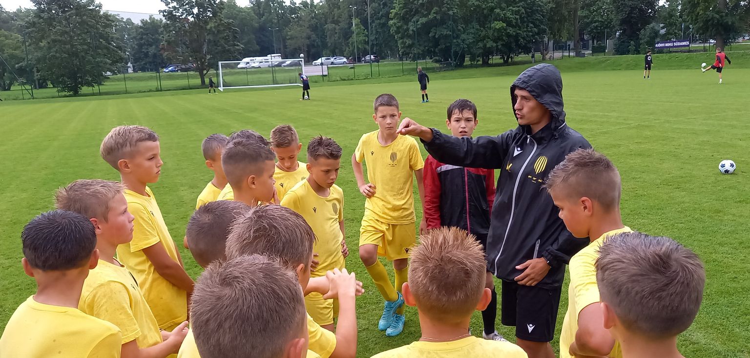 Тренер академии львовского ФК "Рух" Иван Карпинка дал несколько наставлений ребятам своего клуба после матча, который прошел под дождем на Йыхвиском стадионе в четверг.