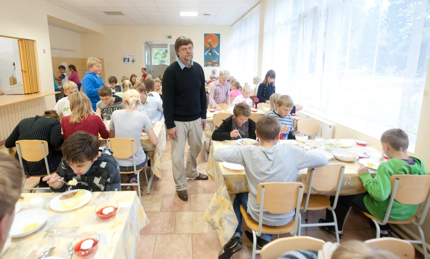 Lauka kooli direktor Märt Rannast jälgib õpilaste söömist.